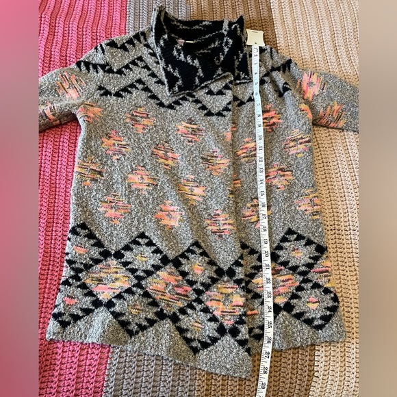 Alya from Francesca’s Western Motif Open Front Cardigan - Picture 6 of 10